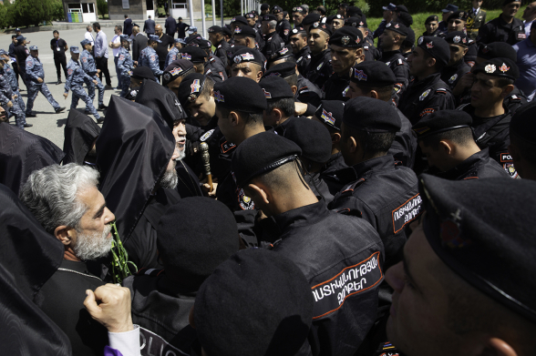 Полицейские попытались не пропустить Католикоса всех армян Гарегина Второго в мемориальный комплекс «Сардарапат» (видео)